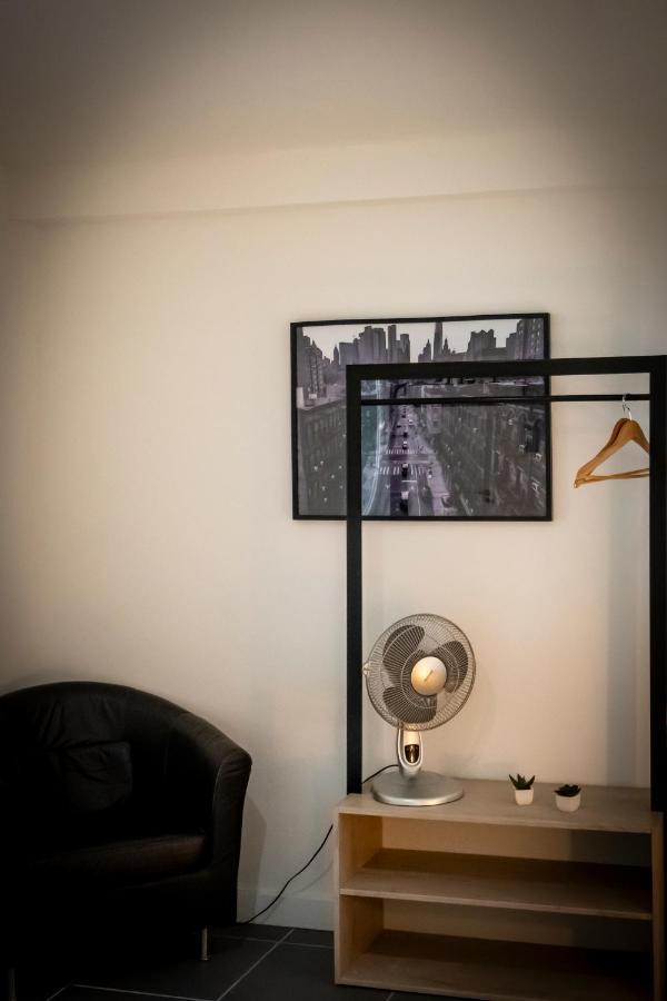 Superbe Appartement Avec Patio Ним Екстериор снимка